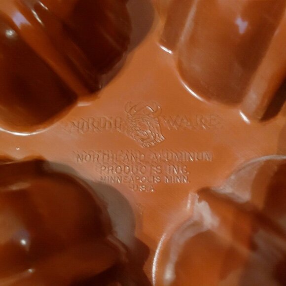 Nordic Ware Bundt-lette Pan 6 Cups Heavy Cast Aluminum Cake Mold - Brown & White - Picture 2 of 8